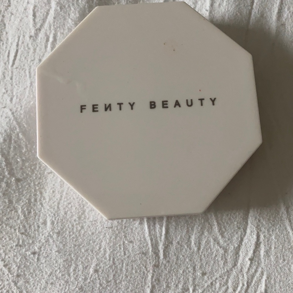 Trophy wife highlighter by fenty beauty